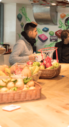 Moment de partage autour de la nourriture chez SideGeek