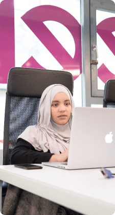 Étudiant travaillant chez SideGeek